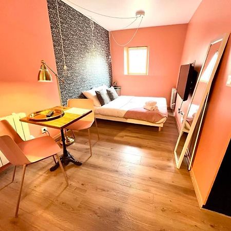 La Bonbonniere : Studio Caen Luaran gambar