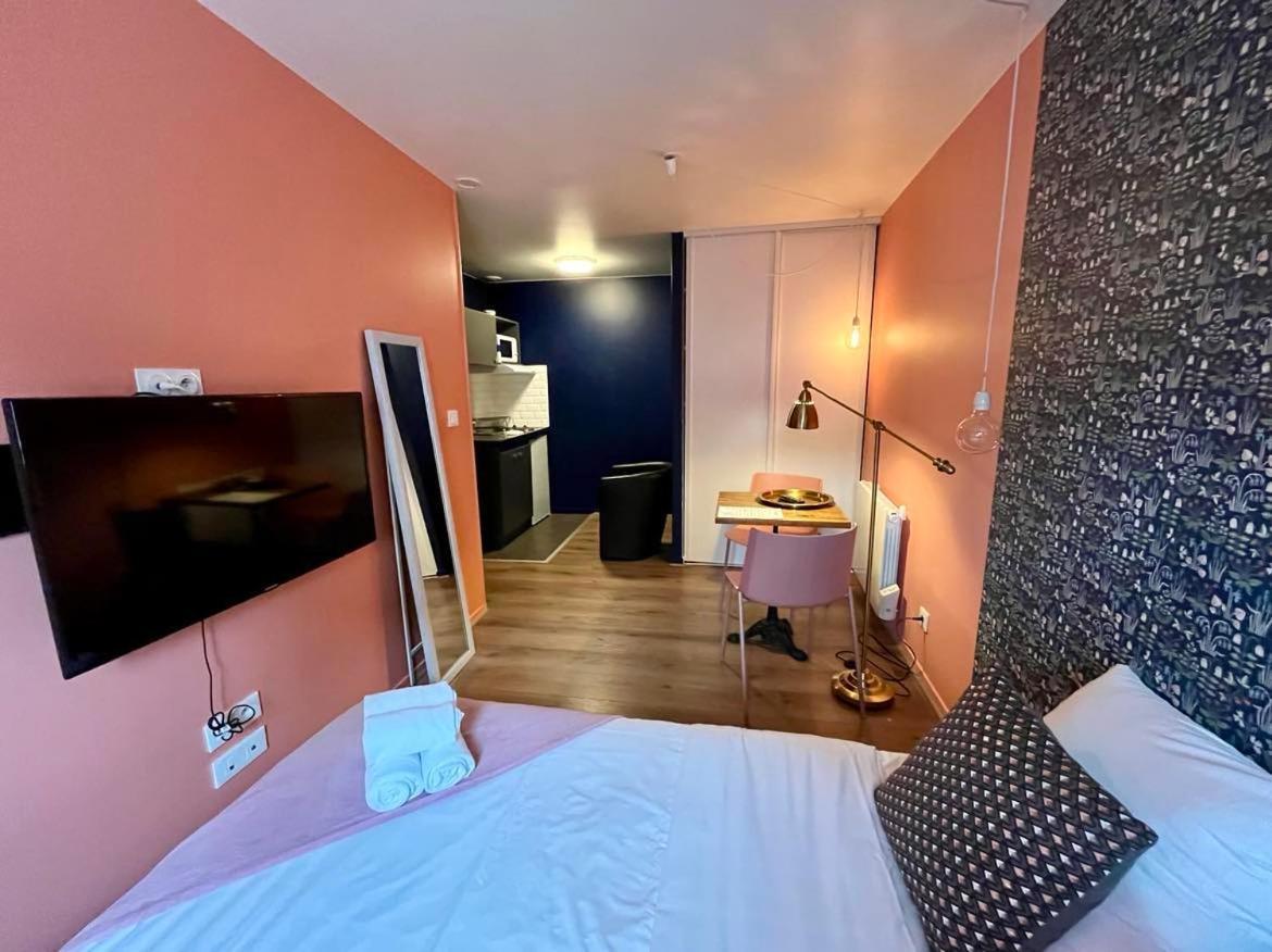 La Bonbonniere : Studio Caen Luaran gambar